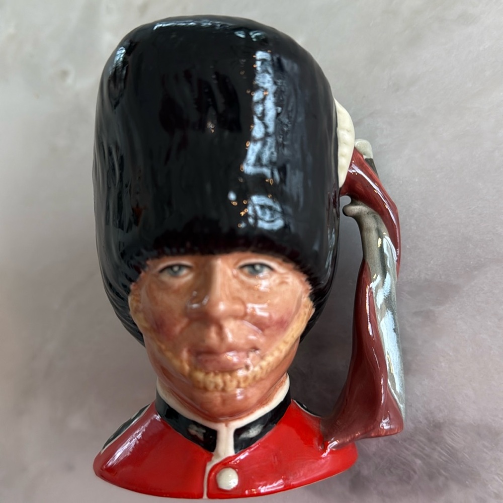 Royal Doulton 1986 The Guardsman D 6771 Toby Mug Jug 4 inch England